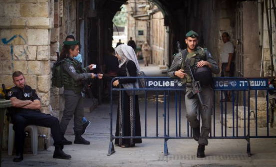 الاحتلال ينصب حواجز في القدس وضواحيها